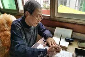 手抄四大名著，写秃100多支毛笔，内江这位七旬老人令人敬佩——图片