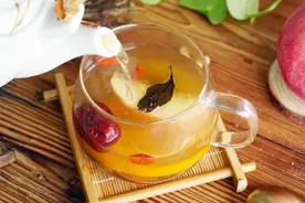 春天，常用苹果和茶叶一起煮，坚持饭后喝一杯，中老年人更需要图片