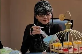 杨丽萍受邀试吃，端着空碗做样子一口不吃，品牌方当场黑脸图片