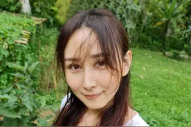 有钱人穿衣更朴素，胡静白T配缎面裙享受生活，气质少女哪像阔太图片