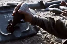 迫击炮炮弹也能当手雷？磕一下扔出去，就是可能炸到自己图片