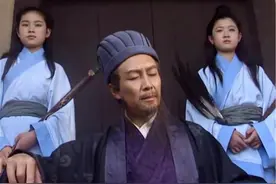 空城计最可疑之处，其实是诸葛亮身旁两童子？难怪司马懿看后撤兵图片