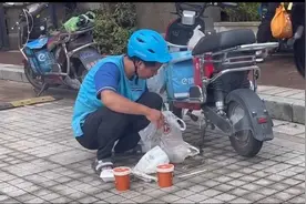“饿了么”小哥这一幕被拍个正着 多管闲事？图片