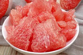 那抹沁人心脾的胭脂红 皮薄飙汁的三红蜜柚图片