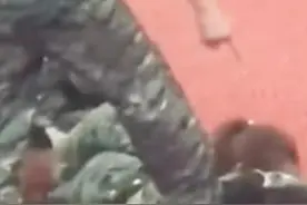 如此团建真是够了！把女员工踩在脚下图片