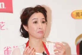 关咏荷是真的很可爱了，穿大红色的裤子都很时尚，一般人不敢模仿图片