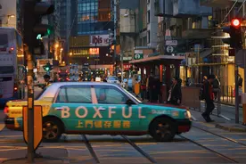 中国香港轻轨街头夜景图片