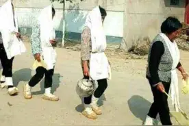 丧事习俗：送汤，全体人员围着土庙转三圈，孝子烧纸，儿媳浇汤图片