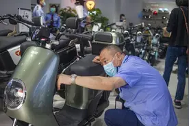 电动车想要上路，2个配置必须有？车主很困惑：不明白它们的作用图片
