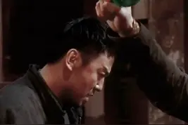 雷佳音片场太敬业，被酒瓶连砸好几次，眼睛失焦站不稳还说没事？图片