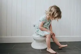 10岁女孩大小便失禁，每天坐在马桶上度日！这类女性容易中招，但很多人有误区…图片