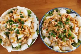 八月吃这道猪肠粉，在家也能蒸出营养美味，咬一口满嘴留香，嫩滑图片