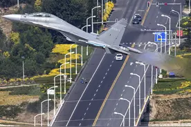 震撼！歼-16、歼-10C编队超低空飞过城市上空图片
