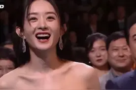 赵丽颖看王一博吃菜，又摸摸自己肚子太可爱，两人领奖也超暖图片