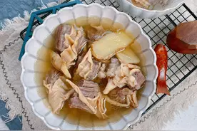 清炖牛肉汤想要好喝，掌握1个细节，牛肉软烂，汤色清亮原汁原味图片