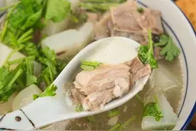 炖羊肉汤，切记不要直接炖，诀窍告诉你，羊肉汤白肉香，不腥不膻图片