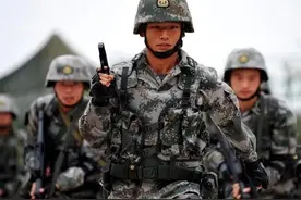 军队中配备警卫员的人，到底达到了什么级别？难怪待遇会这么好图片