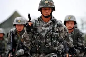 军队中配备警卫员的人，到底达到了什么级别？难怪待遇会这么好图片