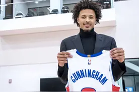 退役球衣重现！坎宁安激活活塞2号球衣，戴利教练家人送祝福图片