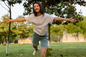 李沁真是初恋女孩，穿不规则T恤配牛仔短裤，一点没30岁的样子图片