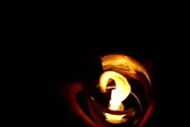 男子实验制作七彩火龙卷，只需要简单的工具就可以这么炫酷图片