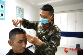“头等大事”交给你真放心！军营理发师恒凯东“剪”出来的别样军旅图片
