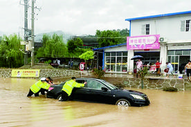 【践行重要训词精神】陕西安康：3000余名警力，昼夜奋战抗洪一线图片