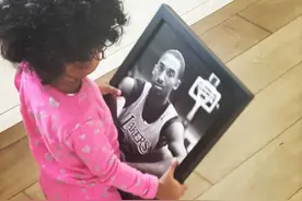 15个月大的小女儿Capri抱着科比照片连续叫“爸爸”图片