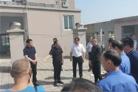 郑州一小区楼顶加盖近40处“楼上楼”？郑州城管：快查、快拆图片