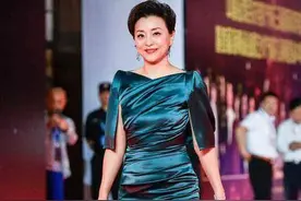 杨澜老了也发福，孔雀绿褶皱礼服勒出腹部赘肉，连气质都拉低不少图片