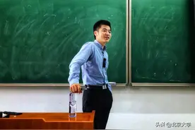 70年·我的北大故事 | 高明：男儿何不带吴钩，收取关山五十州图片