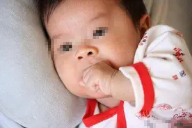 7个月大宝宝总紧握拳头，奶奶发现异样送医检查，医生：来晚了图片