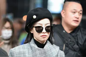 宋茜斜戴贝雷帽搭配墨镜，妥妥韩范儿偶像剧女主角图片