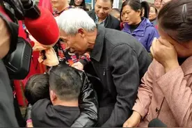 三十五年前一颗糖果改变了他的命运，儿时回家梦终于变成现实图片