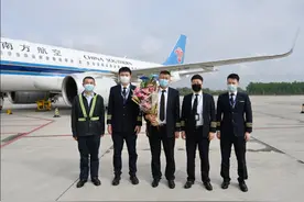 机械师父亲告别蓝天，寄语机长儿子：永葆敬畏之心 为国家人民负责图片