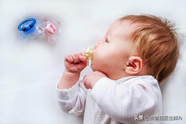 嘴唇上长小红点是怎么回事