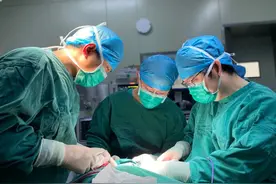刚出生男婴颈部长出"头"一样大的肿瘤——医生妙手仁心为其取瘤图片