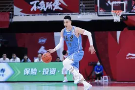 假摔还是误判？记者为翟晓川开脱遭喷，这一次裁判又错了吗？图片