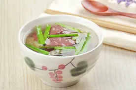 美食分享：补铁猪血汤、肉豆腐、蘑菇炒白菜的简单做法图片