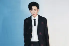 刘宇宁印花西装，太“杀”了，这次的绅士风格引起你的尖叫了吗图片