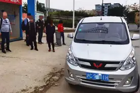 “神车”在快速车流中显得有些笨重，打开车门吓了一跳！图片