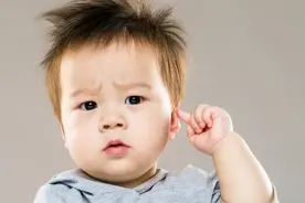 还在担心小宝宝洗澡时耳朵进水会得中耳炎么？记住这4点！图片
