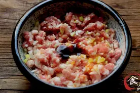 调肉馅，先放油还是先放盐？大厨教你正确做法，香浓可口又多汁儿图片