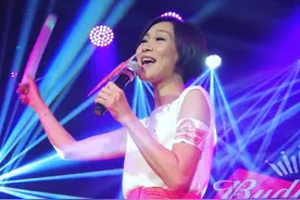 谢霆锋前女友开音乐会全场爆满，自嘲老女人不容易，丈夫全程捧场图片