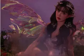 韩安冉在精神病院仍渴望着爱情，手捧玫瑰花许下愿望图片