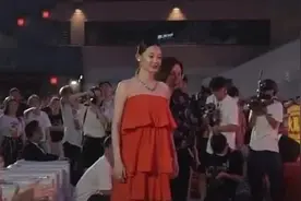 苗苗在舞台上裙子被大风吹起，有谁注意到了裙子下面的肚子？图片