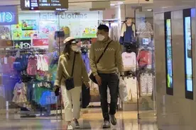 离开TVB后月赚60万，陈智燊夫妇甜蜜逛街买名牌无压力图片