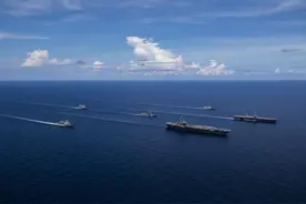 南海传来警报！美日航母演练夹击南沙？机动千里画出危险弧线图片