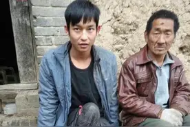 拾荒老汉一生未婚，独自抚养弃婴，弃婴长大后做法令人泪奔！图片