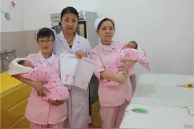 龙凤胎刚出生就“秀恩爱”，兄妹俩全程抱紧，医生看了也不忍分开图片